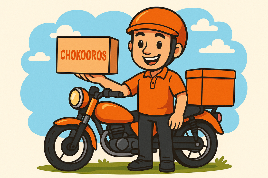 DAME UNA IMAGEN EN CARICATURA DE UN MOTORIZADO VESTIDO CON CAMISA NARANJA Y PANTALON GRIS OSCURO ENTREGANDO UN PAQUETE CON EL LOGO DE CHOKOOROS EN LETRAS NARANJA